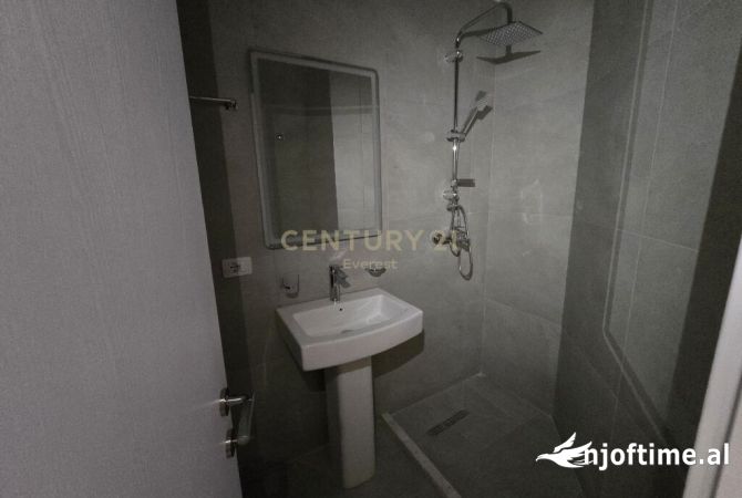 Shtepi ne shitje Apartament ne Tirane, 2+1, Mobilimi Pjeserisht e mobiluar, Pagesa 148,000  Euro.