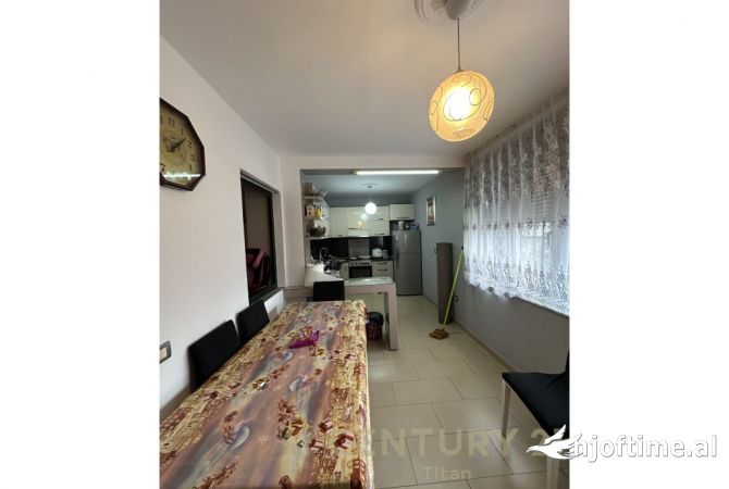 Shtepi me qera Apartament ne Tirane, 3+1, Mobilimi E mobiluar, Pagesa 750  Euro.