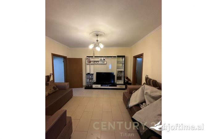 Shtepi me qera Apartament ne Tirane, 3+1, Mobilimi E mobiluar, Pagesa 750  Euro.