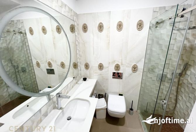 Shtepi ne shitje Penthose(kati i fundit panoramik) ne Tirane, 3+1, Mobilimi E mobiluar, Pagesa 470,000  Euro.