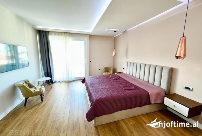 Shtepi ne shitje Penthose(kati i fundit panoramik) ne Tirane, 3+1, Mobilimi E mobiluar, Pagesa 470,000  Euro.