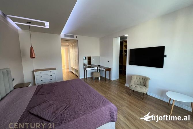 Shtepi ne shitje Penthose(kati i fundit panoramik) ne Tirane, 3+1, Mobilimi E mobiluar, Pagesa 470,000  Euro.