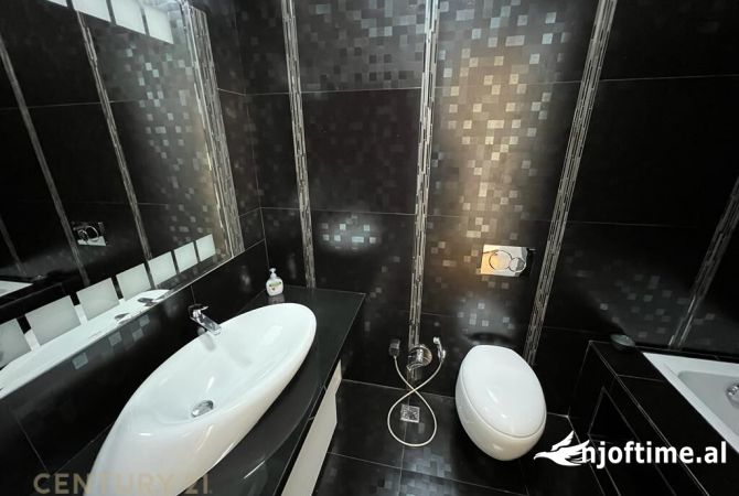 Shtepi ne shitje Penthose(kati i fundit panoramik) ne Tirane, 3+1, Mobilimi E mobiluar, Pagesa 470,000  Euro.