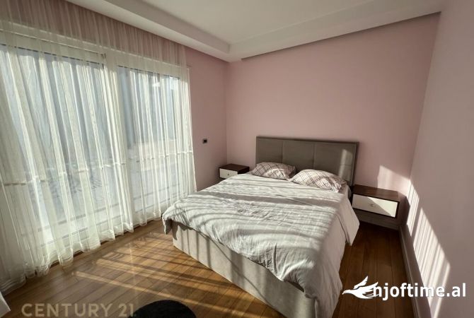 Shtepi ne shitje Penthose(kati i fundit panoramik) ne Tirane, 3+1, Mobilimi E mobiluar, Pagesa 470,000  Euro.