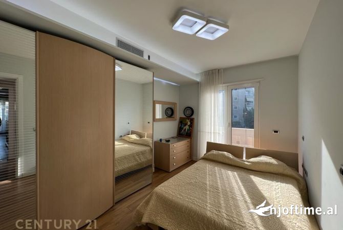 Shtepi ne shitje Penthose(kati i fundit panoramik) ne Tirane, 3+1, Mobilimi E mobiluar, Pagesa 470,000  Euro.