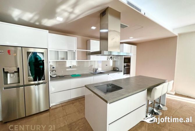 Shtepi ne shitje Penthose(kati i fundit panoramik) ne Tirane, 3+1, Mobilimi E mobiluar, Pagesa 470,000  Euro.