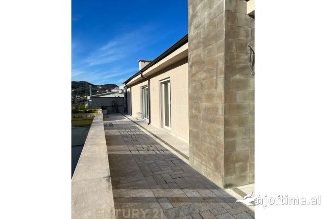 Shtepi ne shitje Penthose(kati i fundit panoramik) ne Tirane, 3+1, Mobilimi E mobiluar, Pagesa 470,000  Euro.