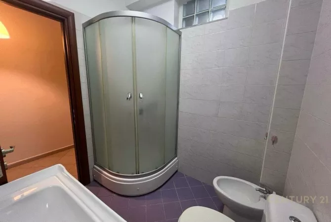 Shtepi me qera Apartament ne Tirane, 2+1, Mobilimi E mobiluar, Pagesa 450  Euro.