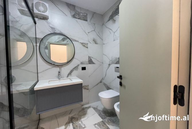 Shtepi ne shitje Penthose(kati i fundit panoramik) ne Tirane, 3+1, Mobilimi Pjeserisht e mobiluar, Pagesa 380,000  Euro.