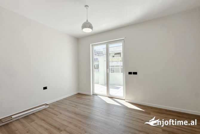 Shtepi ne shitje Penthose(kati i fundit panoramik) ne Tirane, 3+1, Mobilimi Pjeserisht e mobiluar, Pagesa 380,000  Euro.