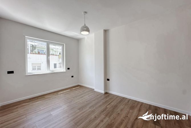 Shtepi ne shitje Penthose(kati i fundit panoramik) ne Tirane, 3+1, Mobilimi Pjeserisht e mobiluar, Pagesa 380,000  Euro.