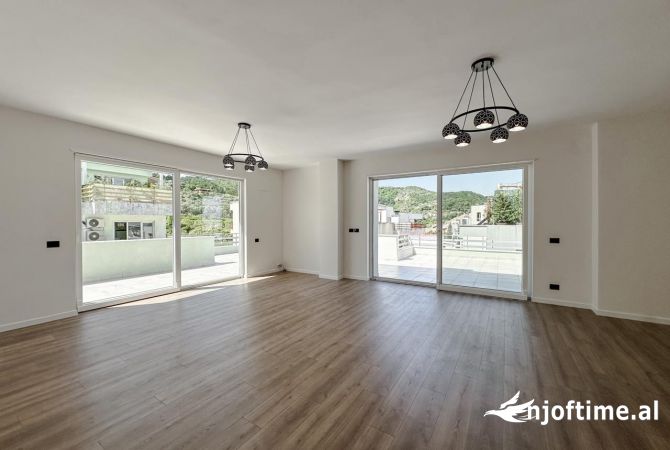 Shtepi ne shitje Penthose(kati i fundit panoramik) ne Tirane, 3+1, Mobilimi Pjeserisht e mobiluar, Pagesa 380,000  Euro.