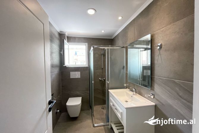 Shtepi ne shitje Apartament ne Tirane, 2+1, Mobilimi Bosh, pa mobiluar, Pagesa 148,000  Euro.