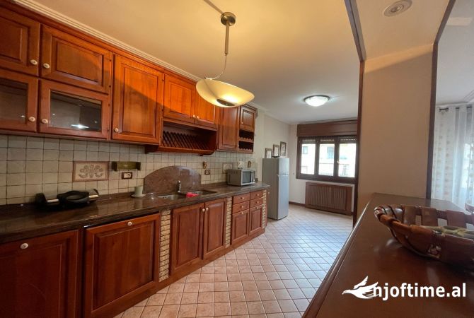 Shtepi me qera Apartament ne Tirane, 3+1, Mobilimi E mobiluar, Pagesa 1,000  Euro.