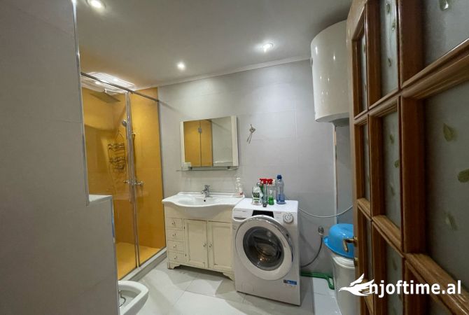 Shtepi me qera Apartament ne Tirane, 3+1, Mobilimi E mobiluar, Pagesa 1,000  Euro.