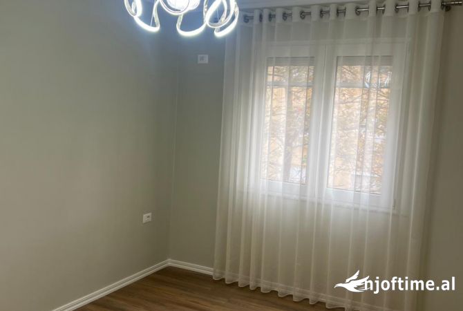 Shtepi ne shitje Apartament ne Tirane, 1+1, Mobilimi Bosh, pa mobiluar, Pagesa 135,000  Euro.