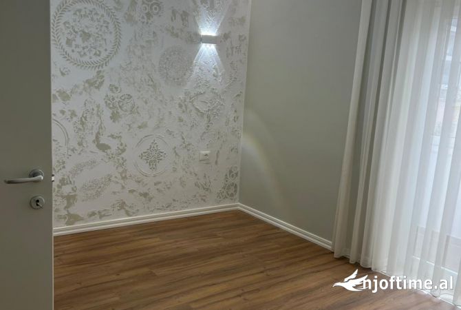 Shitet super apartament 1+1 te Rruga e Durrsit.