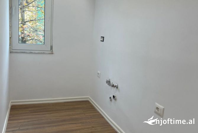 Shtepi ne shitje Apartament ne Tirane, 1+1, Mobilimi Bosh, pa mobiluar, Pagesa 135,000  Euro.