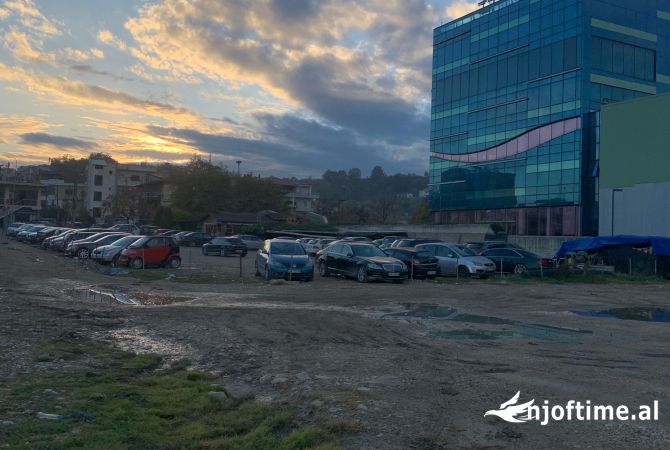 Truall ose Toke  ne Tirane - 700 Euro