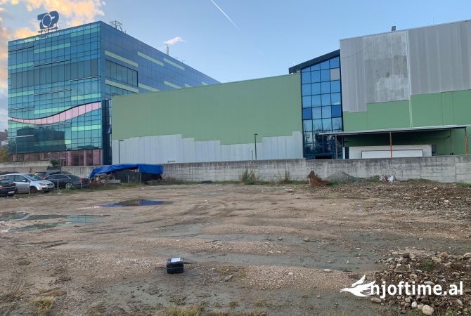 Truall ose Toke  ne Tirane - 700 Euro