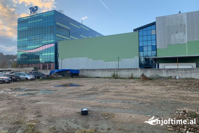 Truall ose Toke  ne Tirane - 700 Euro