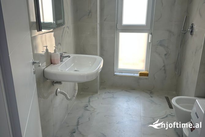 Shtepi me qera Apartament ne Tirane, 1+1, Mobilimi Pjeserisht e mobiluar, Pagesa 550  Euro.