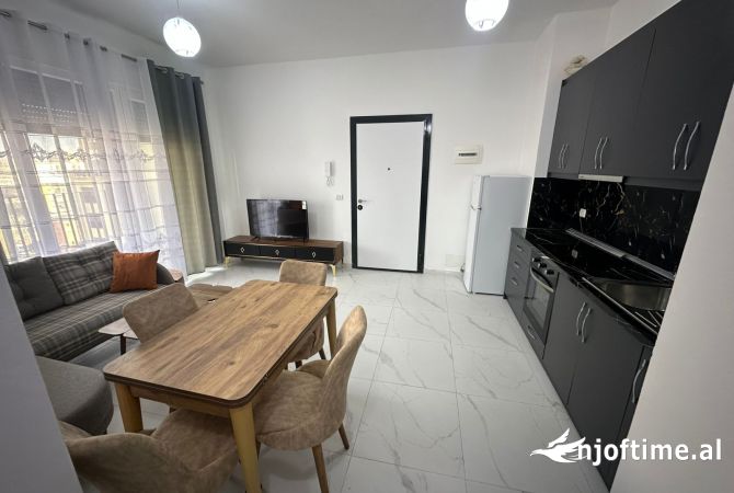Shtepi me qera Apartament ne Tirane, 1+1, Mobilimi Pjeserisht e mobiluar, Pagesa 550  Euro.