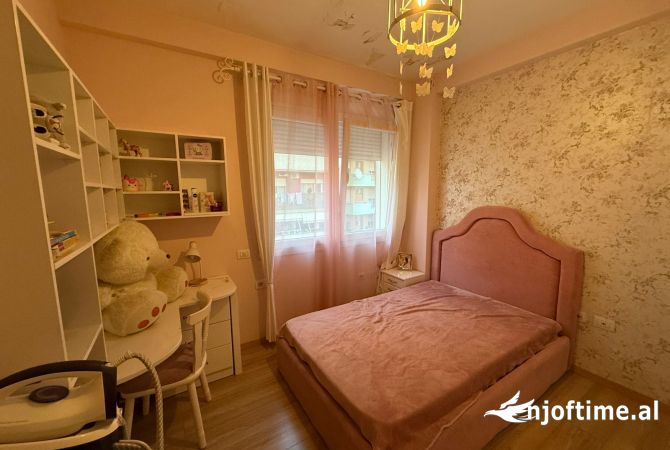 Shtepi me qera Apartament ne Tirane, 3+1, Mobilimi E mobiluar, Pagesa 1,000  Euro.