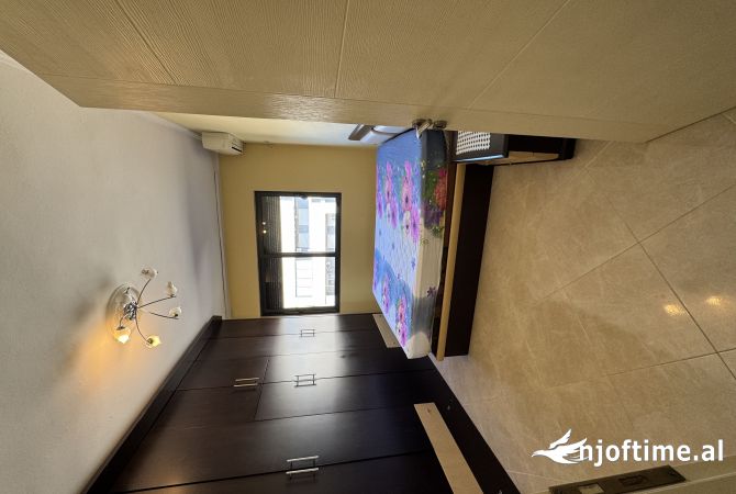 Shtepi ne shitje Apartament ne Tirane, 2+1, Mobilimi E mobiluar, Pagesa 135,000  Euro.