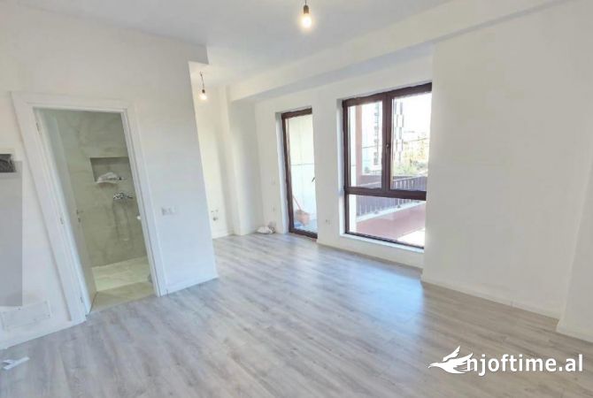 Ambjent bisnesi me qira te rruga Myslym shyri, 500Euro