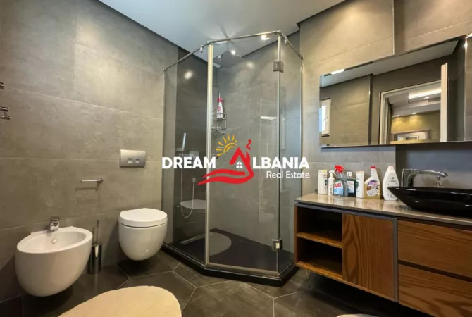 Shtepi ne shitje Apartament ne Tirane, 3+1, Mobilimi E mobiluar, Pagesa 220,000  Euro.