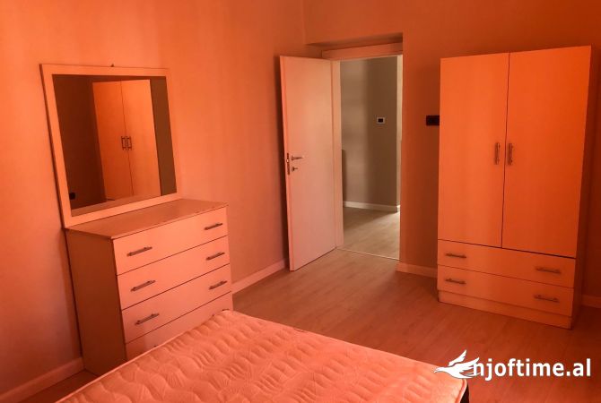 Shtepi ne shitje Apartament ne Tirane, 2+1, Mobilimi E mobiluar, Pagesa 185,000  Euro.