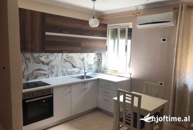 Shtepi ne shitje Apartament ne Tirane, 2+1, Mobilimi E mobiluar, Pagesa 185,000  Euro.