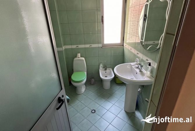 Shtepi ne shitje Apartament ne Tirane, 2+1, Mobilimi Pjeserisht e mobiluar, Pagesa 120,000  Euro.