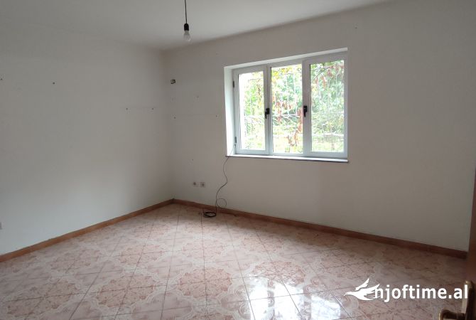 Shtepi me qera Apartament ne Tirane, 2+1, Mobilimi Bosh, pa mobiluar, Pagesa 30,000  Leke.