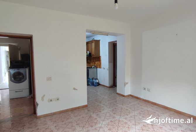 Shtepi me qera Apartament ne Tirane, 2+1, Mobilimi Bosh, pa mobiluar, Pagesa 30,000  Leke.