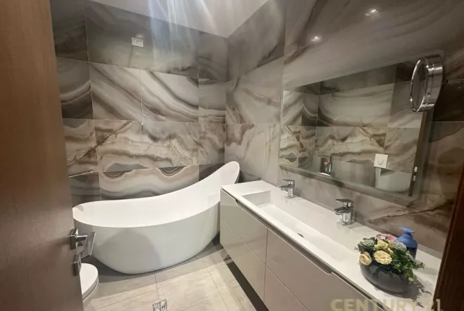 Shtepi me qera 2+1 ne Tirane - 1,800 Euro
