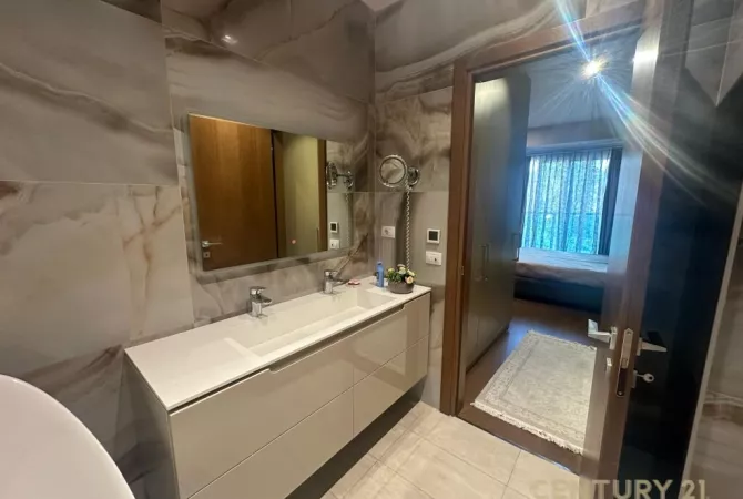 Shtepi me qera 2+1 ne Tirane - 1,800 Euro