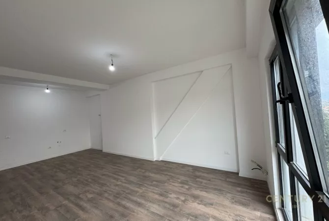 Shtepi me qera Apartament ne Tirane, 2+1, Mobilimi Bosh, pa mobiluar, Pagesa 600  Euro.