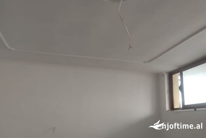 Shtepi ne shitje Apartament ne Tirane, Garsoniere, Mobilimi Bosh, pa mobiluar, Pagesa 35,000  Euro.