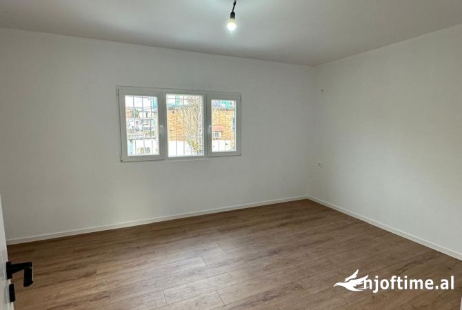 Shtepi ne shitje Apartament ne Tirane, 1+1, Mobilimi Bosh, pa mobiluar, Pagesa 75,000  Euro.