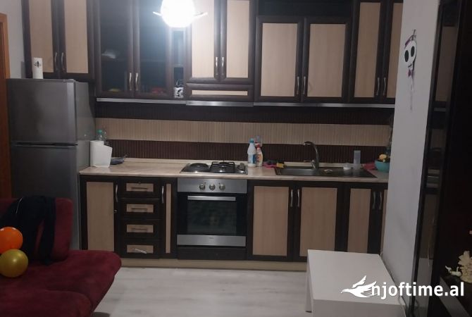 Shtepi me qera Apartament ne Tirane, 1+1, Mobilimi E mobiluar, Pagesa 400  Euro.