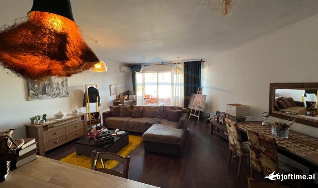 Shtepi ne shitje Apartament ne Tirane, 2+1, Mobilimi Pjeserisht e mobiluar, Pagesa 180,000  Euro.