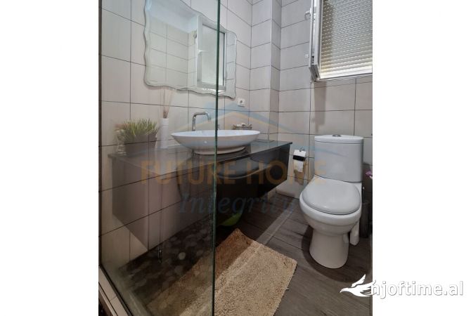 Shtepi ne shitje Apartament ne Tirane, 2+1, Mobilimi Pjeserisht e mobiluar, Pagesa 180,000  Euro.