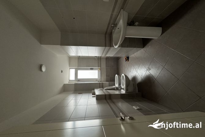 Shtepi me qera Apartament ne Tirane, 2+1, Mobilimi Bosh, pa mobiluar, Pagesa 2,000  Euro.