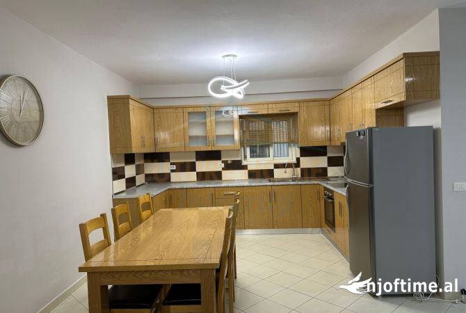 Shtepi ne shitje Apartament ne Tirane, 2+1, Mobilimi E mobiluar, Pagesa 142,000  Euro.