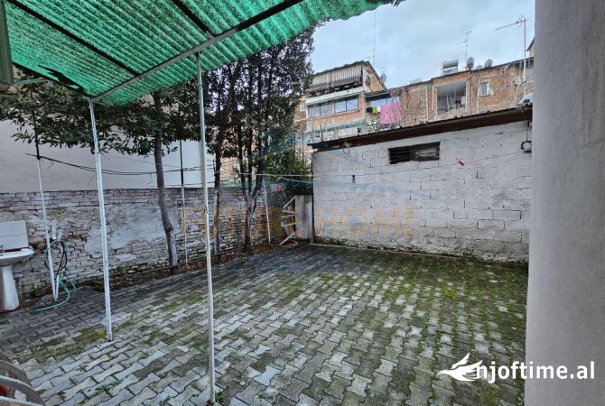 Shtepi me qera Shtepi Private ne Tirane, 4+1, Mobilimi E mobiluar, Pagesa 800  Euro.