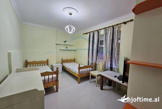 Shtepi me qera Shtepi Private ne Tirane, 4+1, Mobilimi E mobiluar, Pagesa 800  Euro.