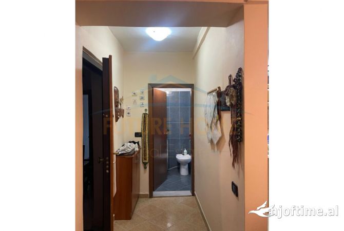Shtepi ne shitje Apartament ne Tirane, 1+1, Mobilimi Bosh, pa mobiluar, Pagesa 300,000  Euro.