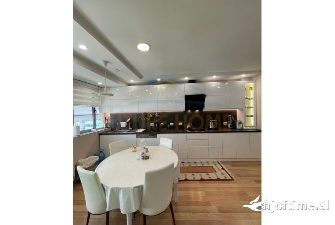 Shtepi ne shitje Apartament ne Tirane, 3+1, Mobilimi E mobiluar, Pagesa 240,000  Euro.